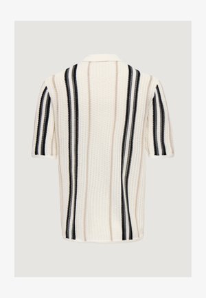 Kreemikas lühikeste varrukatega kootud polosärk, millel on vertikaalsed mustad ja beežid triibud, tekstuurse kangaga ja pehme kraega, nähtud tagantpoolt.