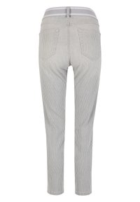 Pantalones a rayas de color gris claro con textura suave y cintura elástica. Cuentan con dos bolsillos traseros y un diseño de pierna ajustada.