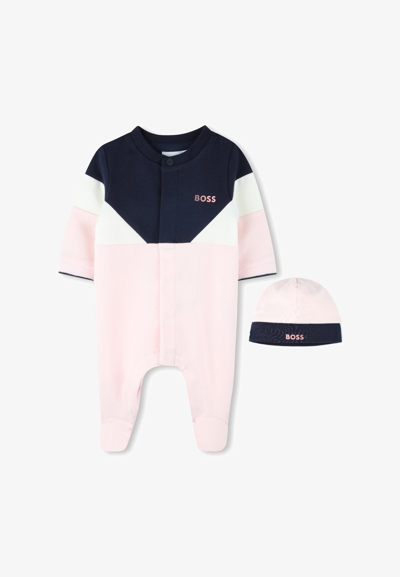 Combinaison pour bébé rose et marine avec des accents blancs, manches longues, fermeture à boutons et un chapeau assorti marine portant la marque "BOSS" en broderie rose.