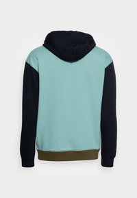 Hættetrøje med en lys teal forside, mørk navy ærmer og en oliven grøn nederkant. Glat tekstur med design af kængurulomme.
