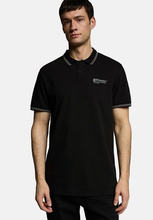 Czarna koszulka polo z kołnierzykiem i srebrnymi akcentami. Posiada małe logo na klatce piersiowej. Wykonana z miękkiego, teksturowanego materiału.