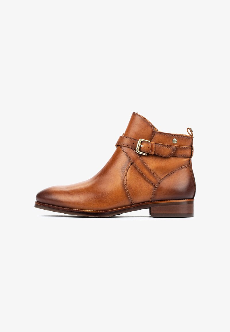 Braune Leder-Stiefelette mit glatter Oberfläche, runder Zehenpartie, seitlichem Schnallen-Detail und niedrigem gestapeltem Absatz. Minimalistisches Design ohne sichtbare Muster.