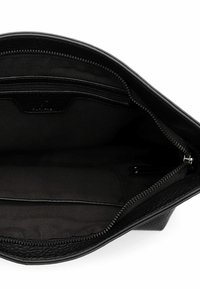 Wnętrze czarnej skórzanej torby o gładkiej fakturze, wyposażone w kieszeń na suwak i wiele przegródek do organizacji. Prosty, funkcjonalny design.