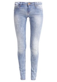 Jeans ajustados de denim azul claro con un lavado deslavado, un ligero desgaste y un diseño clásico de cinco bolsillos. Con cierre de botón.