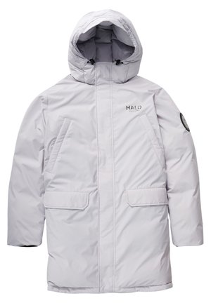 Parka d'hiver matelassée gris clair avec capuche, fermeture éclair frontale recouverte par un rabat, deux poches poitrine inclinées, deux poches à rabat et un logo sur la poitrine et la manche.