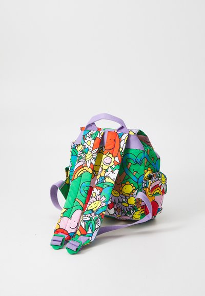 Rucsac colorat cu o varietate de modele jucăușe, asemănătoare desenelor animate, pe un material verde. Bretele purple și un mic buzunar lateral.