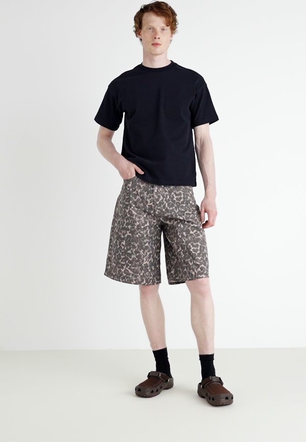 ASTRO LOOSE GRAPHIC - Shorts2