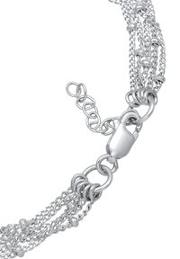 Silver multi-strand kedjaarmband med texturerade länkar, släta rundade pärlor och en krabba-spänne, med en delikat, lager på lager-design.