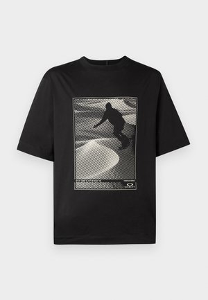 Črna majica s kratkimi rokavi, ki prikazuje grafični tisk silhuetne figure na teksturirani beli površini z linearni vzorci.