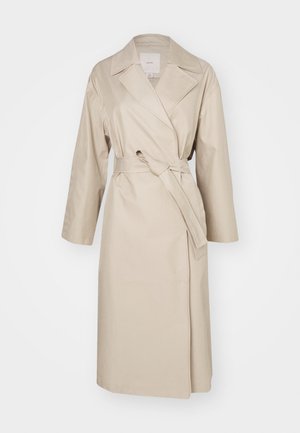 Trench coat beige hecho de tela ligera, con cuello de solapa, cintura con cinturón y mangas tres cuartos. Diseño simple sin patrones.