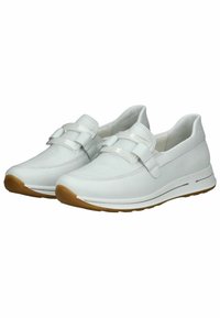 Chaussures en cuir blanc à enfiler avec une texture lisse, dotées de deux larges sangles et d'une semelle en caoutchouc avec une adhérence brun clair.