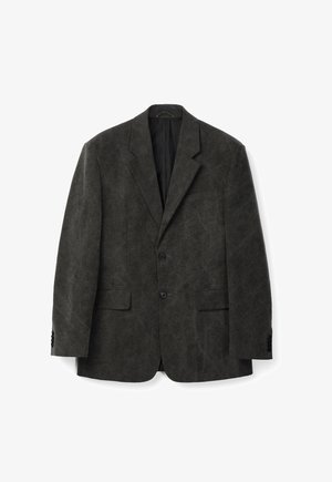 Blazer de hombre gris oscuro con dos botones, solapas con muesca y bolsillos frontales con solapa, mostrado plano sobre fondo blanco.