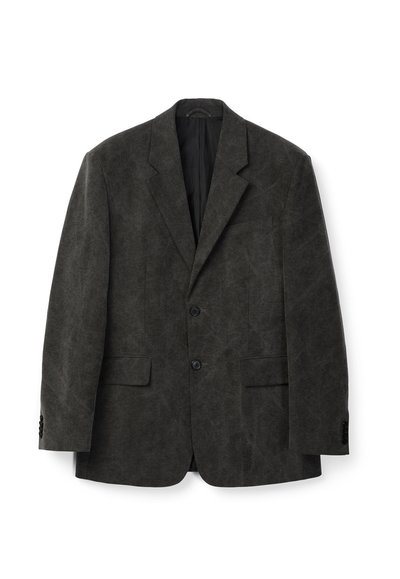 Ciemnoszara męska marynarka na dwa guziki z wyciętymi klapami i przednimi kieszeniami z patkami, prezentowana na płasko na białym tle.