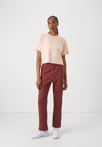 Champion C-TECH CREWNECK CROP - Apdrukāts T-krekls - apricot
