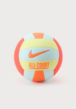 Piłka do siatkówki Nike All-Court z żółtymi, jasnoniebieskimi, pomarańczowymi i czerwonymi panelami z logo Nike i pomarańczowym napisem.