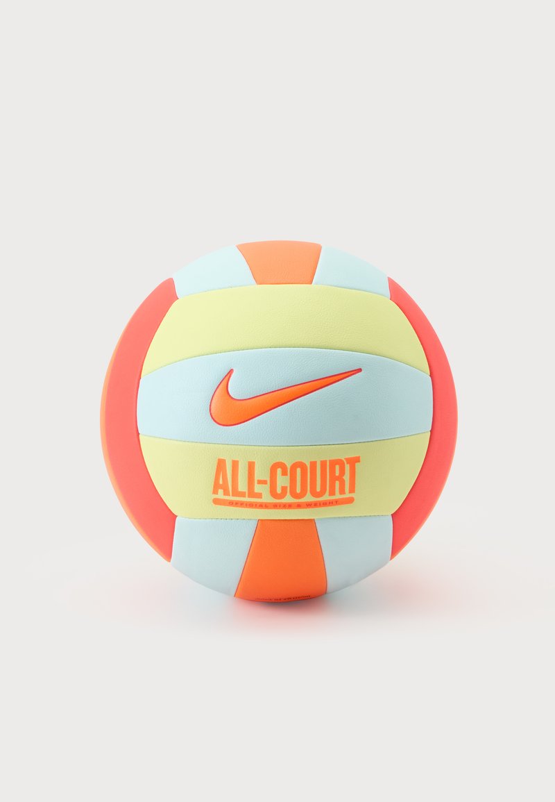 Βόλεϊ Nike All-Court με κίτρινα, γαλαζοπράσινα, πορτοκαλί και κόκκινα πάνελ με το λογότυπο της Nike και κείμενο σε πορτοκαλί.