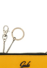 Borsetta in pelle gialla con chiusura a zip, attacco a catena argentata, gancio a moschettone, anello portachiavi e dettaglio logo impresso.