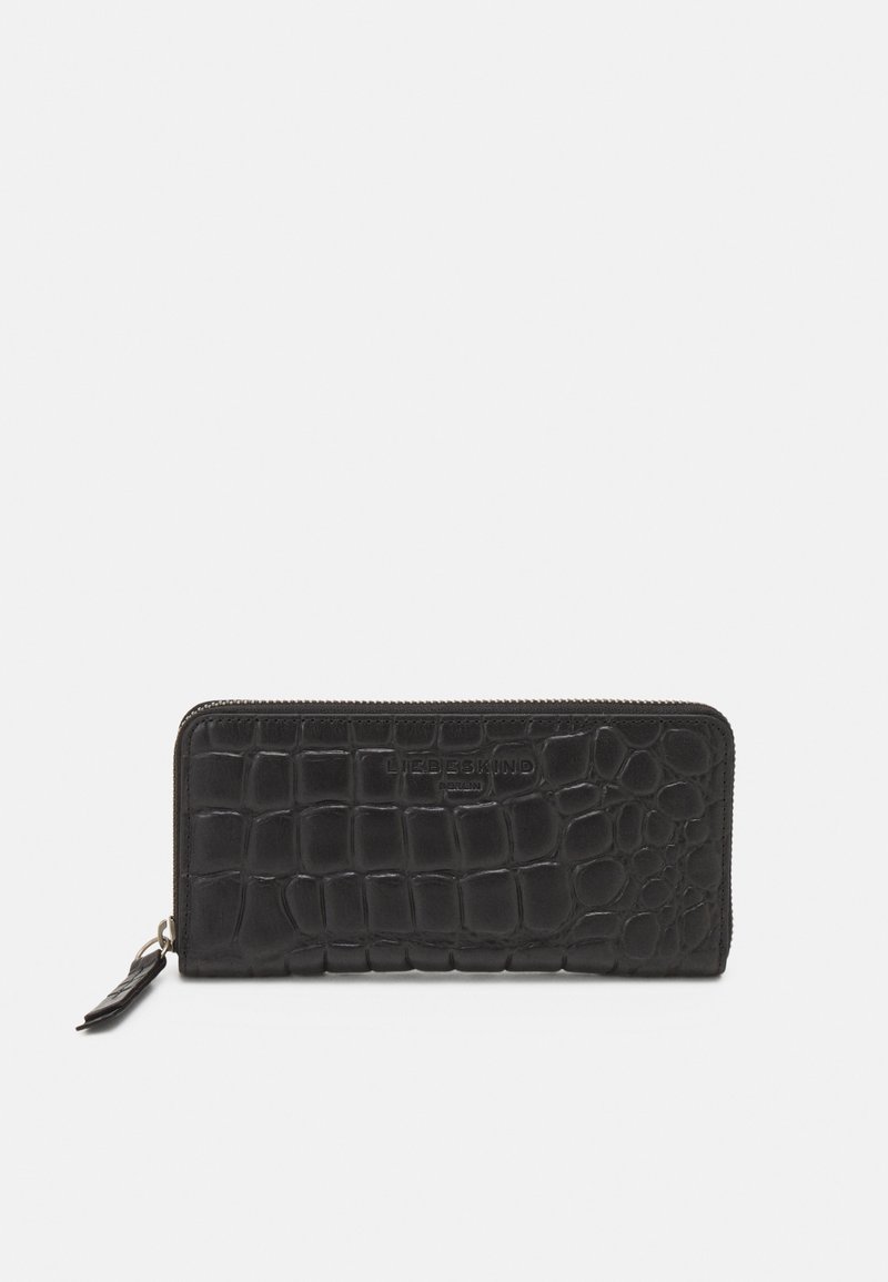Portefeuille en cuir noir avec motif crocodile, fermeture zip, et un petit détail en cuir. Nom de la marque embossé sur le devant.