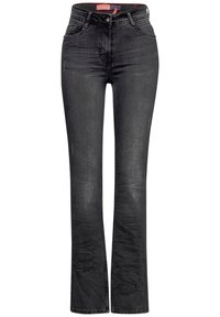 Svarta jeans med utsvängda ben, knappstängning, fem fickor och en lätt blekning. Har ett märkesmidja med röda detaljer.