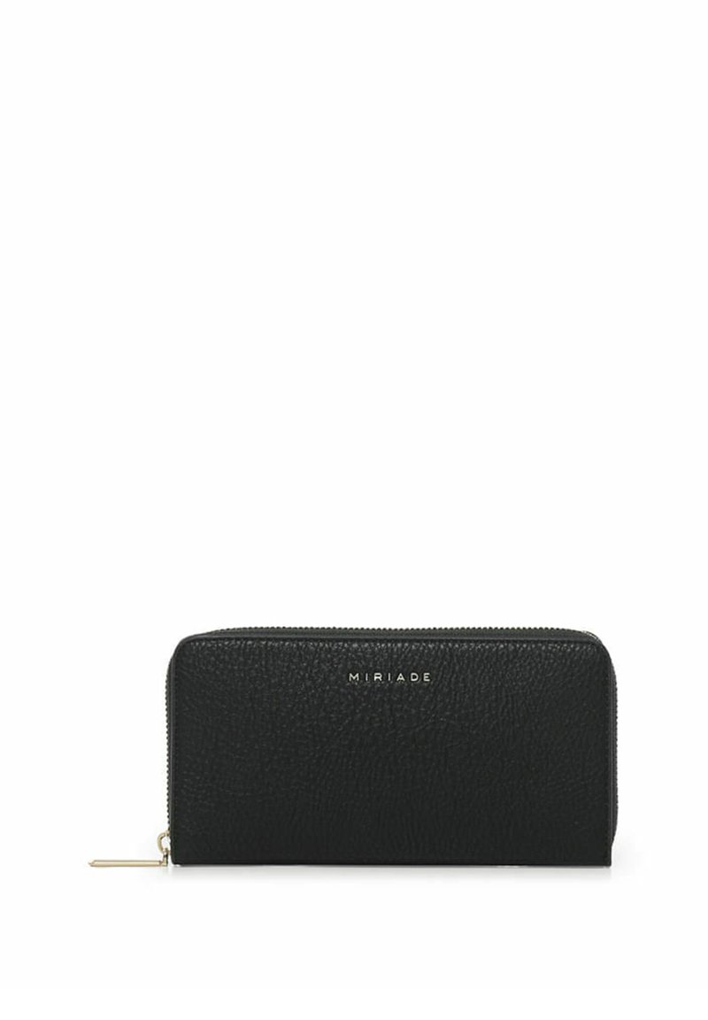 Portafoglio in pelle nera con finitura testurizzata, chiusura a zip e logo in tono oro. Design compatto con forma elegante e accenti hardware minimali.