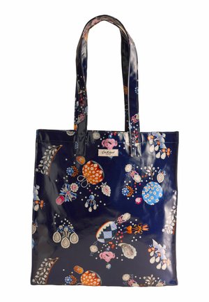 Tengerészkék, fényes felületű bevásárlótáska, színes virág- és gyümölcsmintákkal, hosszú fogantyúkkal, vállon hordáshoz.