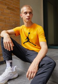 Jordan JUMPMAN SS CREW - T-shirt estampada - taxi