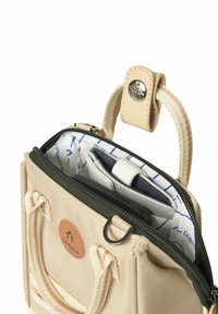 Beige Reisetasche mit strukturiertem Äußeren, doppelten Griffen und einem Reißverschluss. Das Innere verfügt über eine blau gefütterte Tasche für ein Gerät. Markenlogo sichtbar.