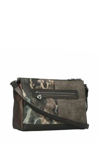 Schultertasche aus Synthetikleder mit einem Patchwork-Design in Grautönen und Schwarz, ausgestattet mit dekorativem Text und einer vorderen Reißverschlusstasche.