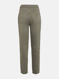 Pantalones de mezcla de algodón verdes con pierna recta, dos bolsillos traseros y un pequeño parche de logo en el bolsillo derecho. Diseño simple y funcional.