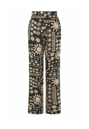 Zwarte broek met wijde pijpen en beige hemelse en bloemige patronen waaronder zonnen, sterren, schelpen, spiralen en bladeren.
