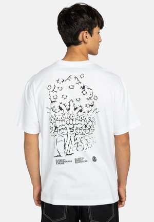 Camiseta de algodón blanca con una gran ilustración gráfica en negro en la parte posterior que representa personajes abstractos y texto; diseño de cuello redondo.