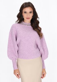 Pulover tricotat de culoare liliachiu, cu guler înalt, mâneci tip balon și un guler accentuat cu perle. Textură moale și design scurt.