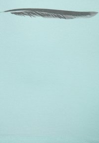 Hellblauer Stoff mit glatter Textur und dezentem Schimmer, mit einem aufgedruckten schwarzen Federdesign im oberen Bereich.