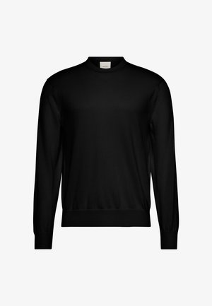 Pulover negru cu mâneci lungi, guler rotund, cu manșete și tiv striate, având o mică etichetă albă a brandului în interiorul gâtului.