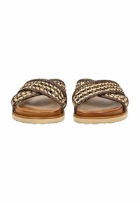 Sandali intrecciati con cinturini in marrone e beige chiaro, design open toe, e una morbida soletta color beige che poggia su una suola beige texturizzata.