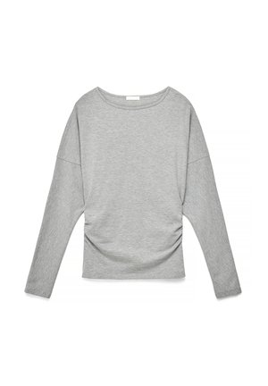 Camicia a maniche lunghe grigio chiaro con scollo rotondo e leggere arricciature ai lati, distesa su uno sfondo bianco.