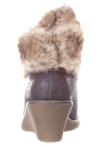 Bottine à talon compensé avec un dessus en simili cuir bleu foncé, un col en fausse fourrure beige, une semelle en caoutchouc texturé et une conception à bout arrondi.