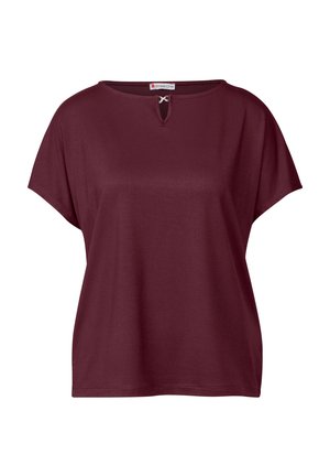 Haut bordeaux à manches courtes avec un col rond, présentant une ouverture décorative et un tissu doux et lisse. Design décontracté et ajustement ample.