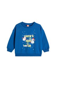 Blå sweatshirt med långa ärmar och ribbad mudd. Har en grafisk design av snögubbar och texten "SNOW'S MORE FUN" i klara färger.