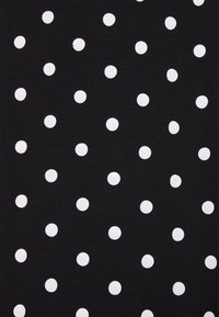 Schwarzer Stoff mit gleichmäßig verteilten weißen Polka-Dots, die diagonal über die Oberfläche angeordnet sind.