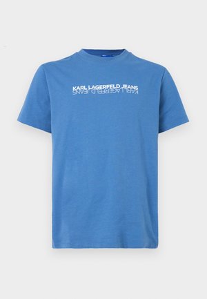 Zila kokvilnas T krekls ar apaļu kaklu un īsām piedurknēm, uz kura krūšu daļas ir balts uzraksts "KARL LAGERFELD JEANS".