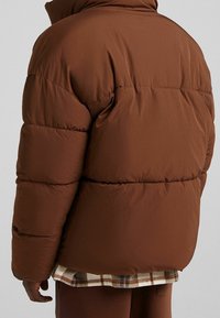 Bershka Gewatteerde jas - brown