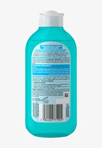 Turquoise plastic fles van Garnier anti-blemish gezichtswater, met een pompdeksel en tekstlabels in meerdere talen op de achterkant.