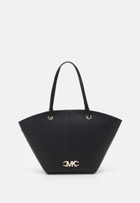 Sac fourre-tout en cuir noir avec une forme structurée et deux longues poignées. Il présente des accents dorés et un logo bien en vue à l'avant.