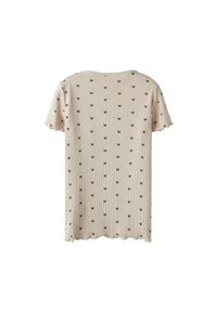 Camiseta de punto acanalado beige con mangas cortas, dobladillo festoneado y un patrón de mariposas marrones distribuidos uniformemente por toda la tela.