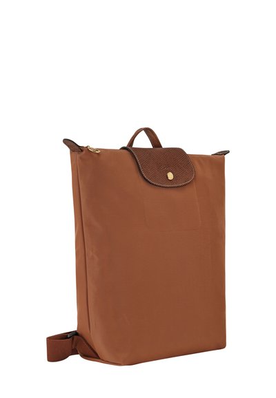 Brauner Nylon-Rucksack mit einer strukturierten braunen Lederklappe. Ausgestattet mit einem goldfarbenen Druckknopfverschluss und einem einzelnen oberen Griff sowie einem abnehmbaren Schulterriemen.