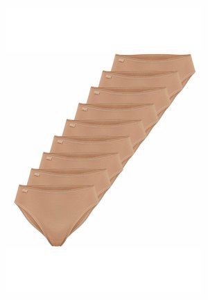 Beige Baumwollunterwäsche mit glatter Textur und dünnem Gummibund, in einer Reihe angeordnet, mit einem kleinen Logo-Tag auf jedem.