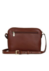 Sac bandoulière en cuir marron avec surface texturée, poche frontale zippée, bandoulière réglable et accents en métal doré.