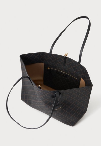 Sac cabas noir ouvert avec motif à carreaux marron, fines bretelles et petite poche intérieure zippée.