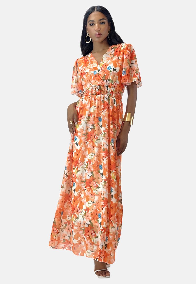 Abito lungo in tessuto floreale arancione con vita arricciata, maniche corte e scollatura a V. Presenta una silhouette fluida e una texture leggera.